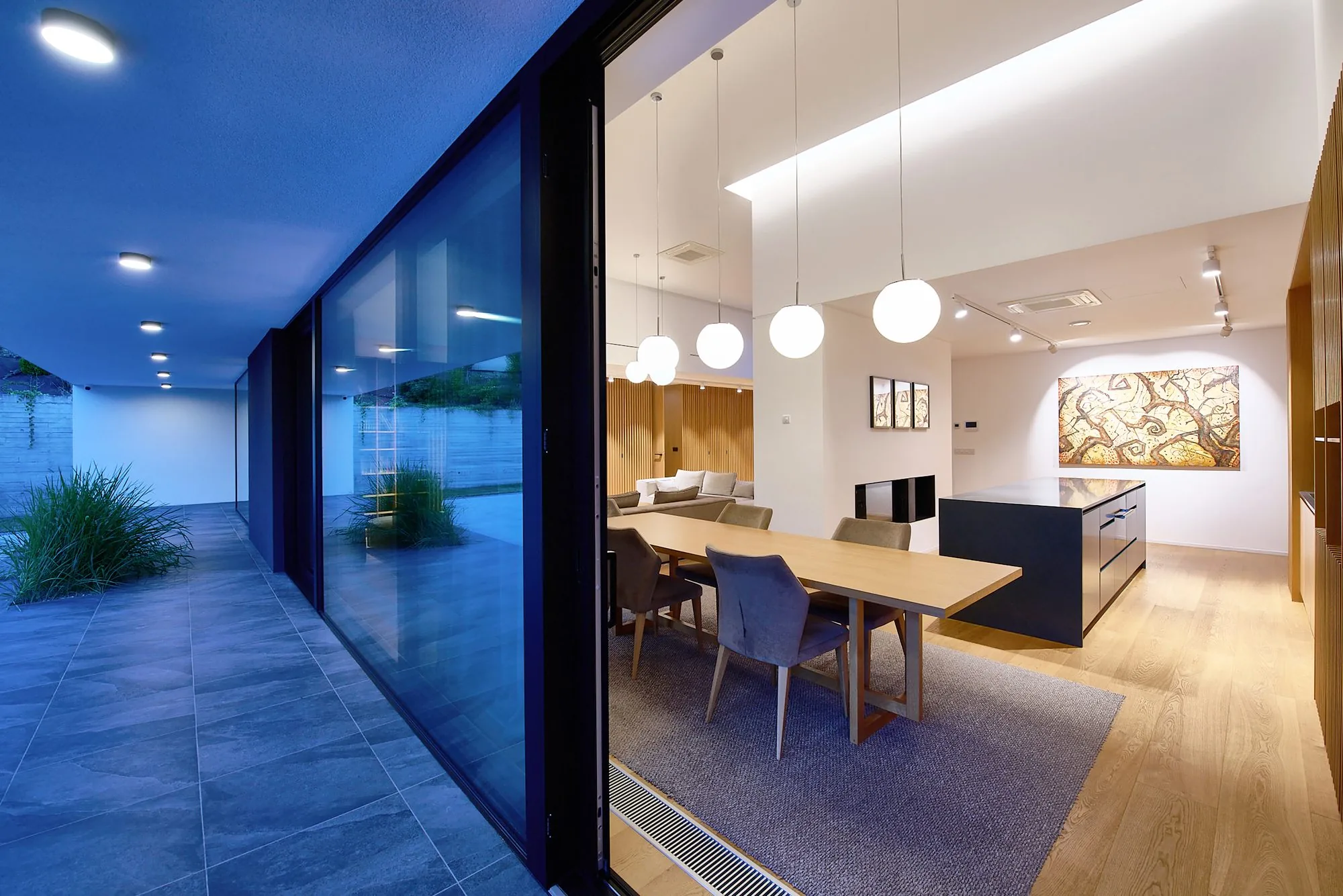 Večerný pohľad z terasy do dennej zóny